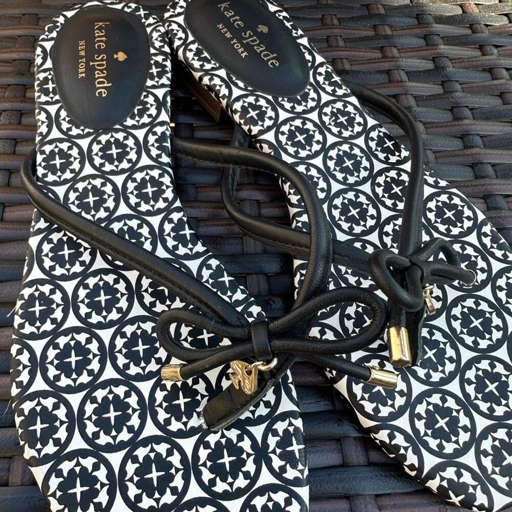 Kate Spade Women’s 7.5 M Mystic Bow and Spade Black & White Sandals NWOT - Picture 5 of 9